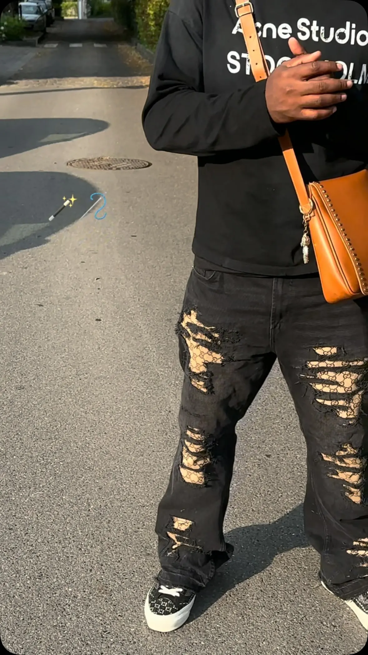 Jean flare custom monogramme porté dans la rue