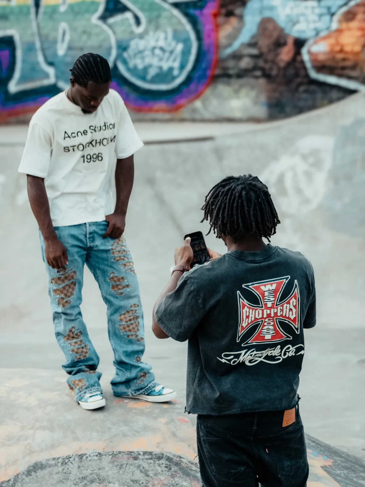 Deux jeans custom portés au skatepark